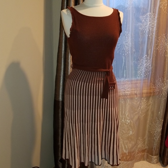 Beautiful belted dress size medium - Picture 2 of 8